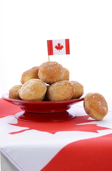 Kanada-Tag Feier mit Teller Donut-Löcher. — Stockfoto