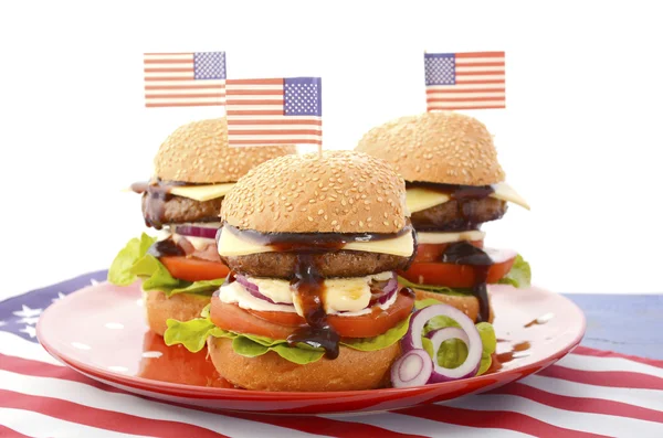 O grande hambúrguer churrasco com bandeiras — Fotografia de Stock