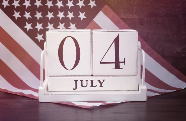 Quatro de julho calendário de madeira vintage com fundo da bandeira . — Fotografia de Stock