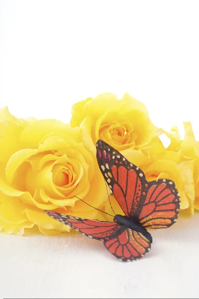 Όμορφα κίτρινα τριαντάφυλλα σε ρουστίκ ξύλινα πίνακα. — Φωτογραφία Αρχείου