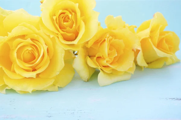 Beautiful yellow roses on rustic wood table. — Stock Photo, Image