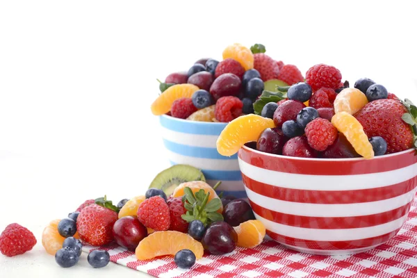 Frutas frescas coloridas em tigelas de pequeno-almoço — Fotografia de Stock