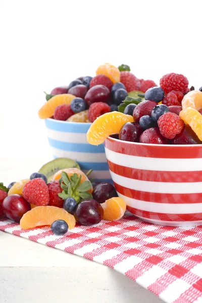 Frutas frescas coloridas em tigelas de pequeno-almoço — Fotografia de Stock