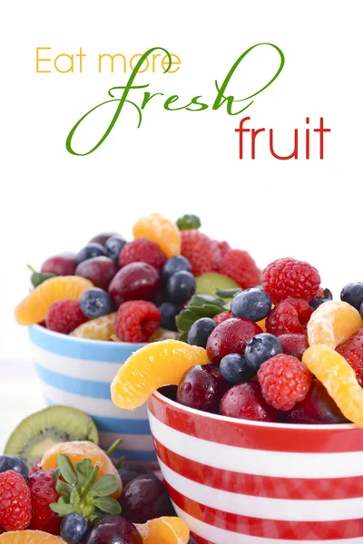 Frutta fresca colorata in ciotole per la colazione — Foto Stock