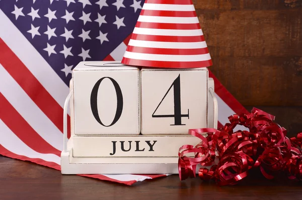 Εκλεκτής ποιότητας ξύλινα Ημερολόγιο τέταρτο του Ιουλίου με σημαία φόντο. — Φωτογραφία Αρχείου