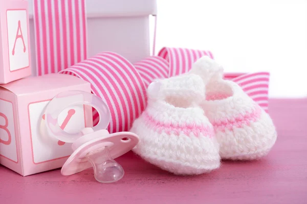 Детский душ для девочек розовый подарок — стоковое фото
