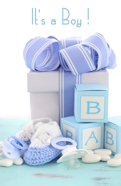 Bebé ducha es un niño regalo azul —  Fotos de Stock