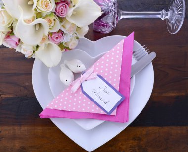 Pembe Tema sofra koyu ahşap arka plan üzerinde düğün.