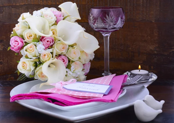 Configuração de mesa de casamento tema rosa no fundo de madeira escura . — Fotografia de Stock