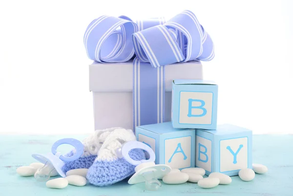 Bebé ducha es un niño regalo azul —  Fotos de Stock