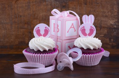 Vintage tarzı bebek duş Cupcake ve hediye kutusu