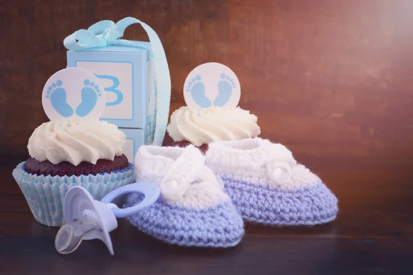 Винтажный стиль Baby Shower Cupcake and Gift Box — стоковое фото
