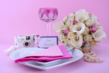 Pembe Tema Düğün Masası Yer Ayarı. 