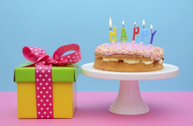 Pasta ve mumlar ile parlak renk hediye kutusu.  