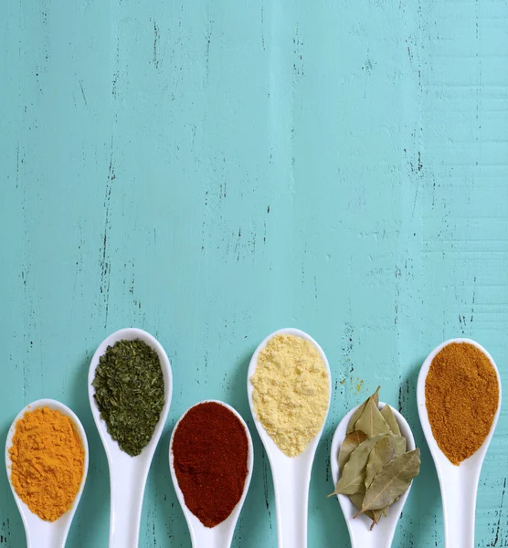 Especiarias de cozinha coloridas na mesa de madeira — Fotografia de Stock