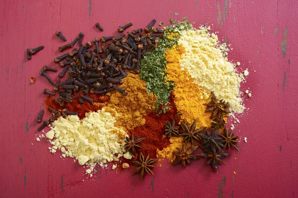 Especiarias de cozinha coloridas na mesa de madeira — Fotografia de Stock