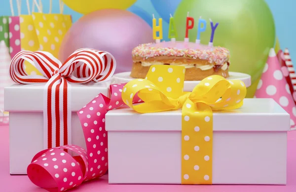 Mesa de festa de aniversário feliz — Fotografia de Stock