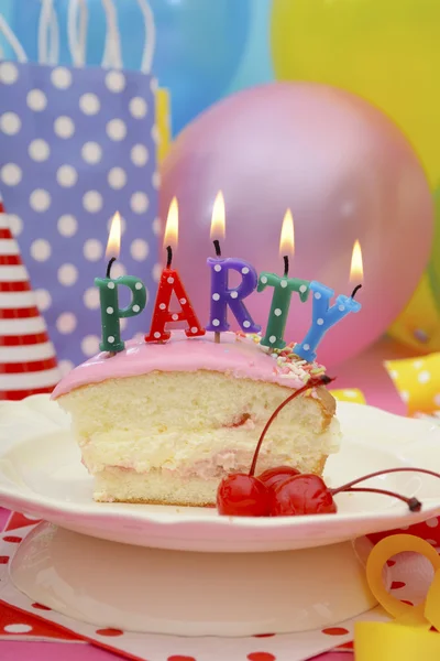 Mesa de festa de aniversário feliz — Fotografia de Stock