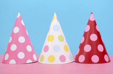 Parlak parti polka dot parti şapkaları. 