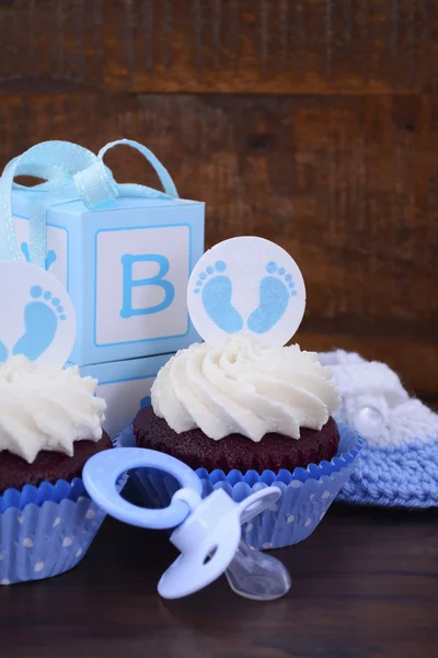 Винтажный стиль Baby Shower Cupcake and Gift Box — стоковое фото