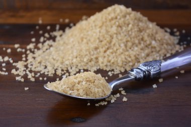 Kahve şeker kristalleri kaşık. 