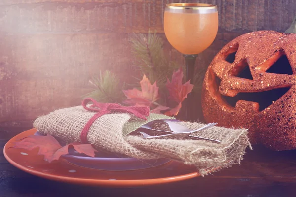 Feliz mesa de Halloween con Jack O Linterna calabaza — Foto de Stock