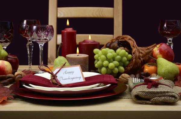 幸せな感謝祭の古典的なテーブルの設定. — ストック写真