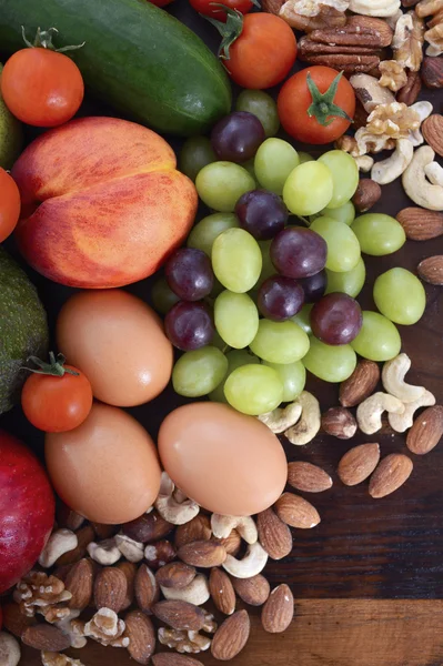 Dieta saludable con frutas frescas, huevos, nueces y verduras . — Foto de Stock