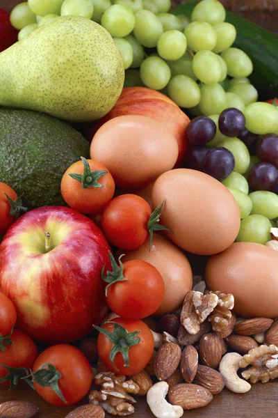 Υγιεινή διατροφή με φρέσκα φρούτα, αυγά, καρύδια και λαχανικά. — Φωτογραφία Αρχείου
