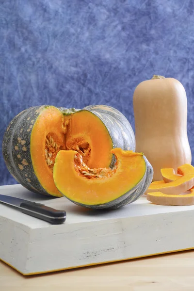 Diferentes tipos de calabaza y calabaza . — Foto de Stock