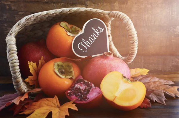 Ημέρα των ευχαριστιών φθινόπωρο φρούτα στο καλάθι από ζαχαροκάλαμο. — Φωτογραφία Αρχείου