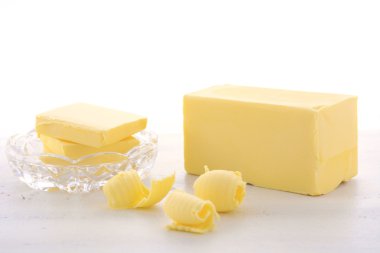 Beyaz ahşap masanın üzerine tereyağı.