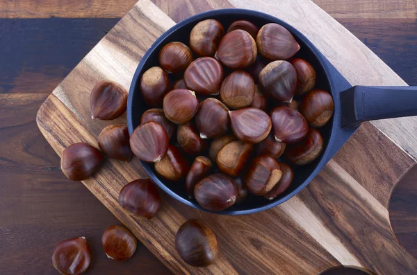 Châtaignes sur table en bois rustique — Photo