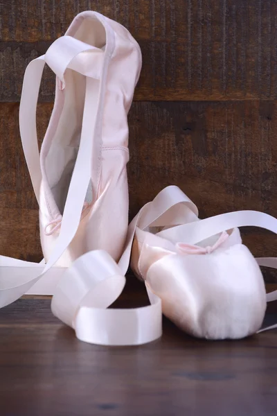 Chaussures de ballet Pointe sur fond de bois foncé . — Photo