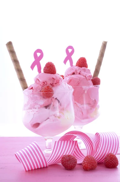 Pink Ribbon Charity para la salud de las mujeres conciencia helado Sundae — Foto de Stock