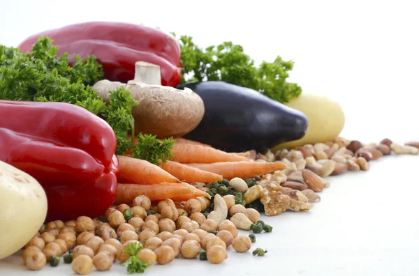 Comida vegetariana verduras, frutos secos y legumbres . —  Fotos de Stock