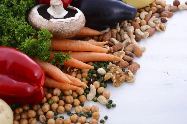 Comida vegetariana verduras, frutos secos y legumbres . — Foto de Stock