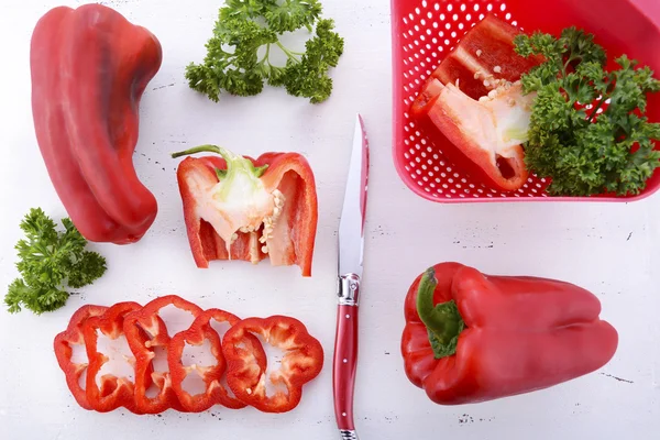 Pimentos de capsicum vermelho na mesa de madeira branca . — Fotografia de Stock