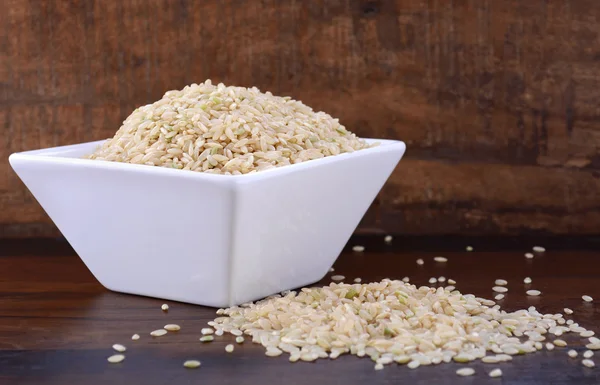 Square bowl of uncooked rice — Stok fotoğraf