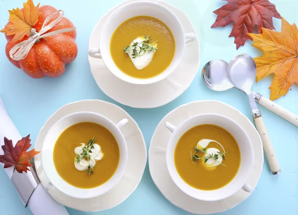 Thanksgiving table setting with pumpkin soup. — Stockfoto