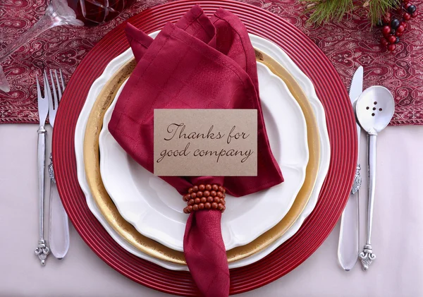 Tradicional vermelho tema Thanksgiving mesa lugar configuração . — Fotografia de Stock