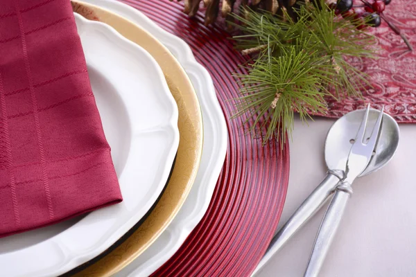 Traditional red theme festive table place setting. Stockfoto