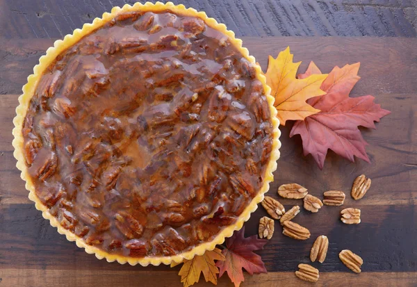 Traditional Thanksgiving Pecan Pie on Dark Wood Background. — Stok fotoğraf