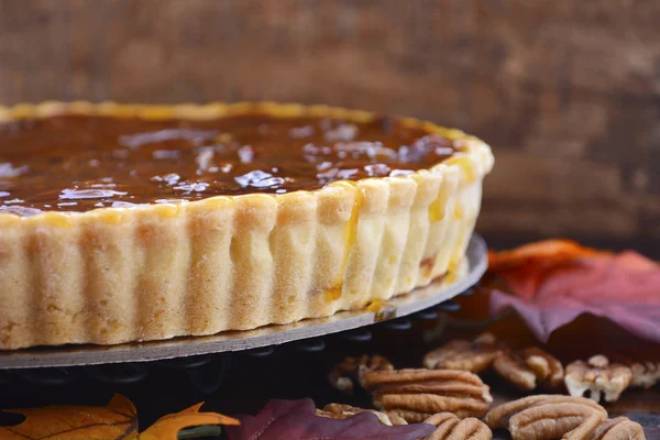 Traditional Thanksgiving Pecan Pie on Dark Wood Background. — Stock Photo, Image