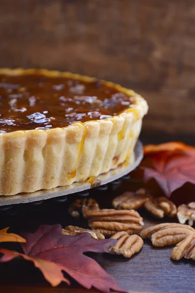 Traditional Thanksgiving Pecan Pie on Dark Wood Background. — Stock Photo, Image