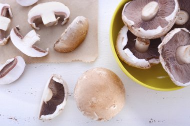 Dilimlenmiş ve bütün taze mantar.