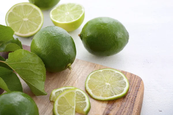 Limes sur planche à découper . — Photo