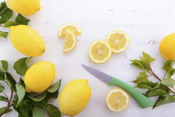 Preparazione Limone su tavolo in legno bianco . — Foto Stock