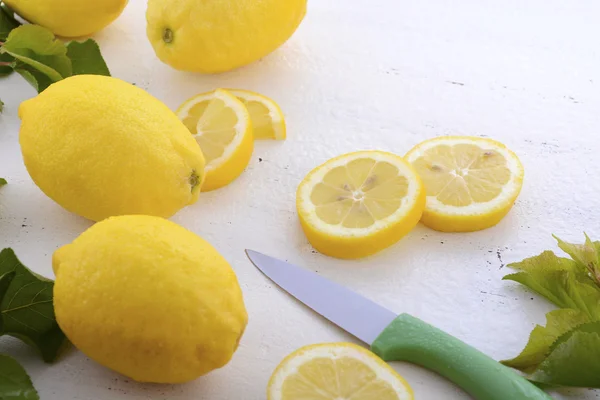 Preparazione Limone su tavolo in legno bianco . — Foto Stock