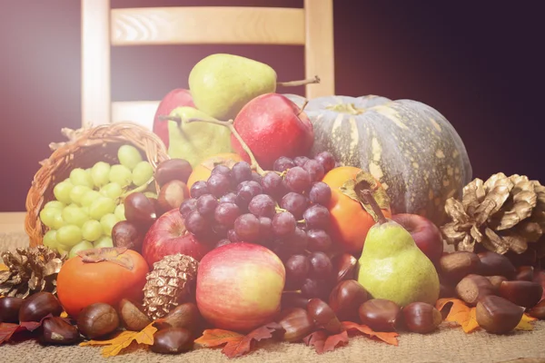 Feliz mesa de Acción de Gracias con la cosecha de otoño — Foto de Stock